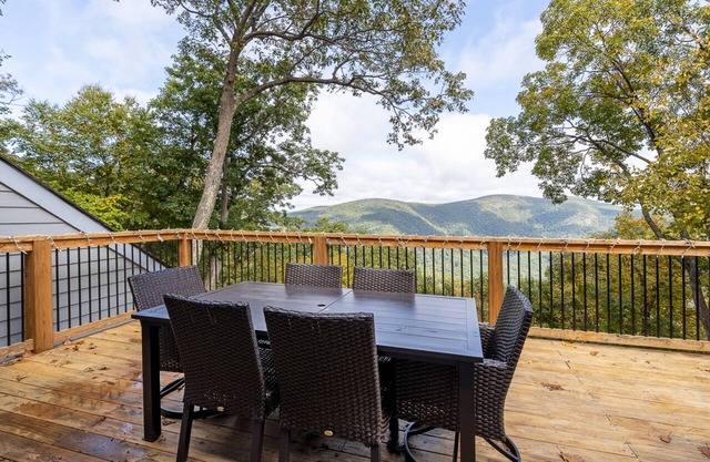 Incredible Mountain Views - Modern Four Bedroom Home - Five Minute Walk to Slope