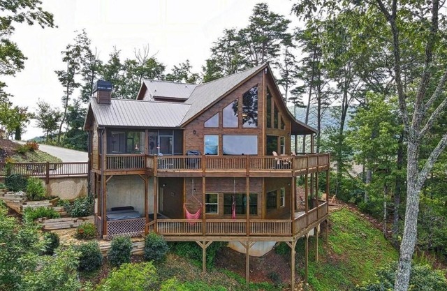 Incredible Views/10 Min to DT Blue Ridge/3 King Size Bedroom Cabin/Hot Tub