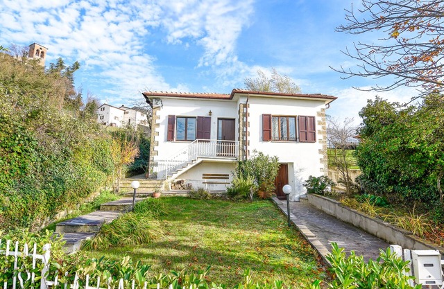 Independent and well equipped cottage, surrounded by large garden, free WIFI