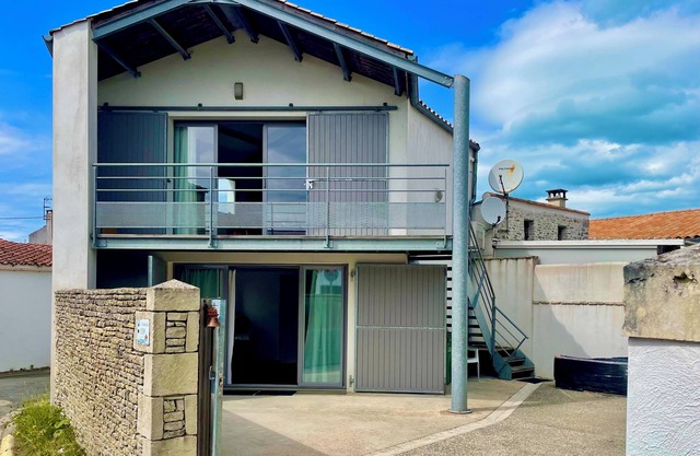 Independent studio on 1st floor + parking. Ideal for a couple