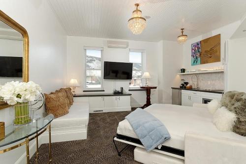 Independence Square 310, Chic, Remodeled Studio w/Great Location in Aspen, A/C, & Kitchenette