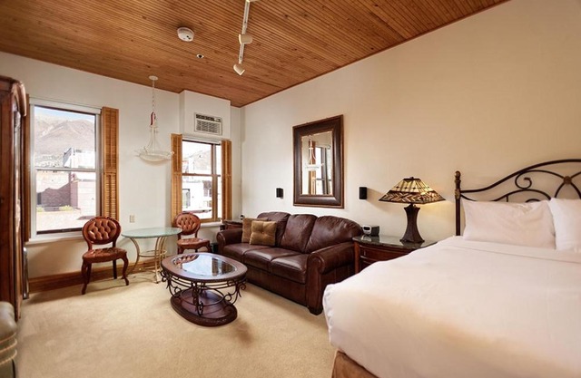 Independence Square Unit 306, Hotel Room with Large Sitting Area & Wet Bar
