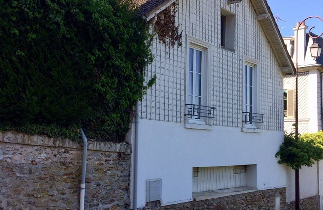 Independent country house with garden between fields and forest, near Paris.