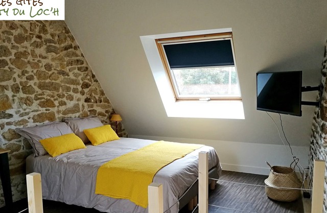 Independent stone duplex near Auray between orchards and marshes