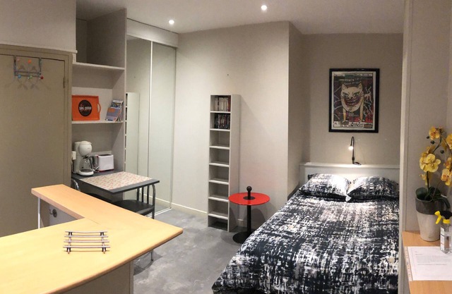 Independent studio furnished central