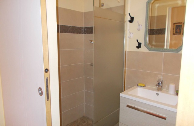 Independent studio in villa on the heights of Apt