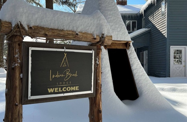 Indian Brook Lodge|Lake Views & Access|Hot Tub|11 Beds|Pet Friendly|