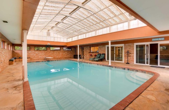 Indoor Pool Peaceful Oasis in Hitchcock!