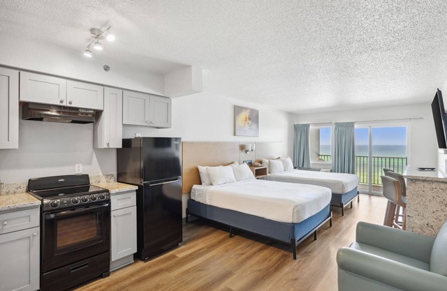 Indulge in Home Like Comfort! Gulf View, Free Parking, Beachfront Property