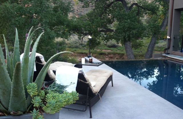 Infinity Edge Pool Newer Luxury Home on Virgin River 2 miles from main park ent