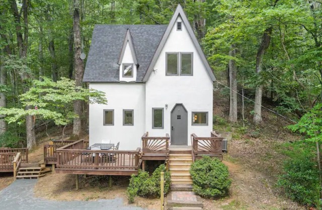 Inn at the Woods: Updated Cabin w/Mountain Views