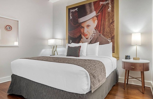 Innovative Décor in heart of Theater District!