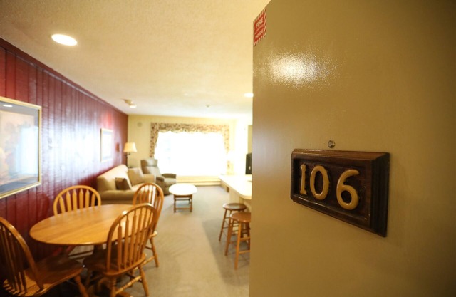 Inns of Waterville Valley Condo nextdoor to Townsquare, swimming pond and activities! (106)