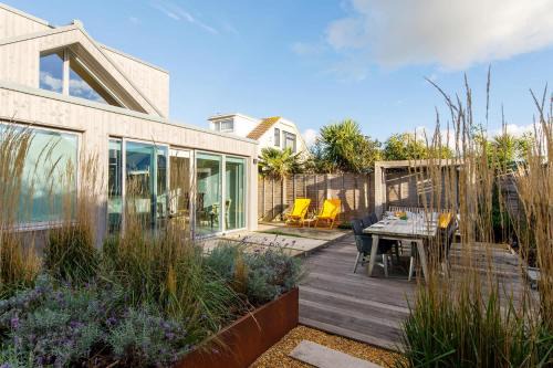 Insta-worthy 4br designer house 5 min to the beach
