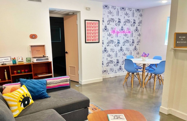 Instagrammable Condo Walkable to All in Austin!