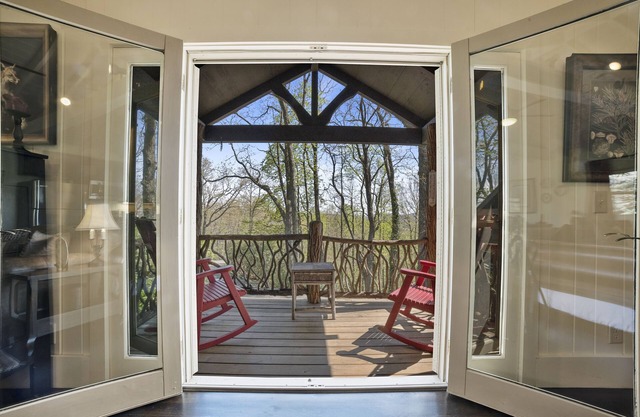 Intimate guest cottage moments away from Whiteside Mountain.