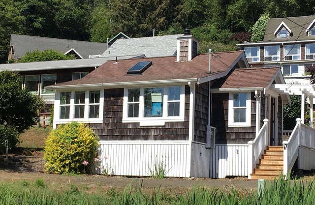 Intimate, Romantic Cottage- Hot tub-Woodstove-Easy walk to town!