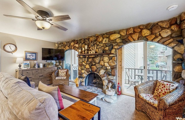 Inviting condo with fireplace, patio, & hot tub - walk to River Run lifts