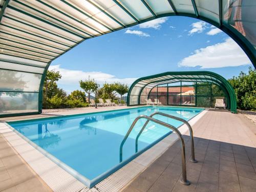 Inviting Farmhouse in Appenines with covered swimming pool