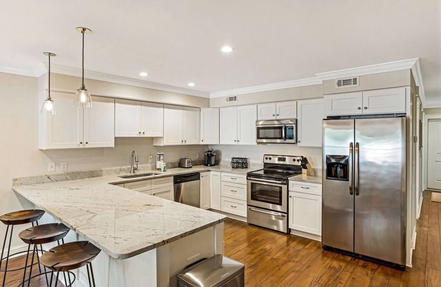 Inviting Garden Level Condo Near Forsyth Park by Lucky Savannah
