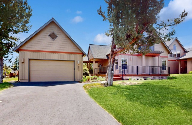 Inviting home w/expansive deck, BBQ grill, & access to Eagle Crest Resort