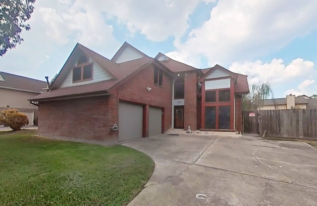 Inviting house with sauna, patio, central AC, washer/dryer, and full kitchen