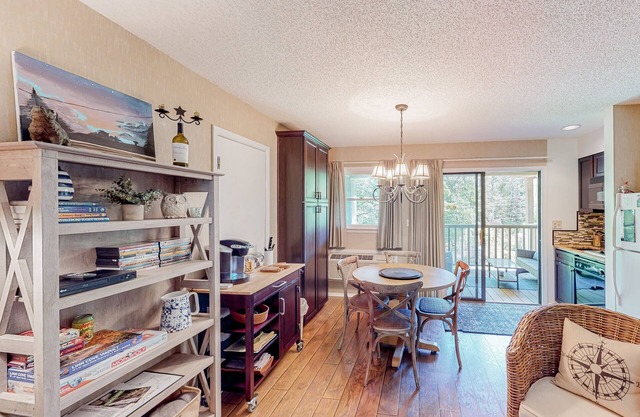 Inviting studio with pool, tennis, hot tub, kitchenette, & private sunny balcony