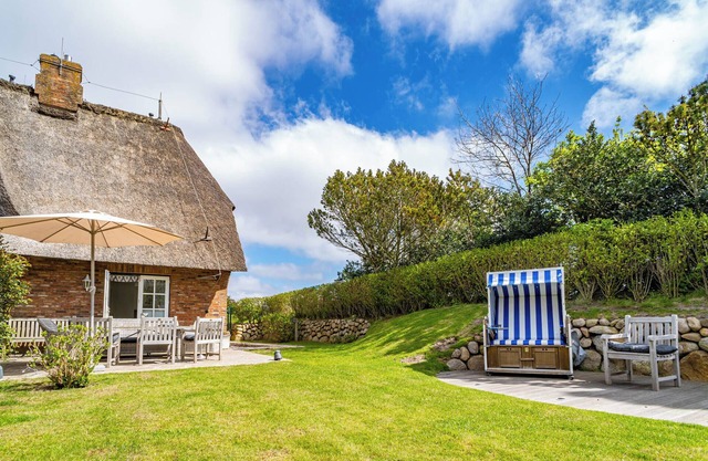 Inviting vacation home Daanshoog in a rural location on Sylt