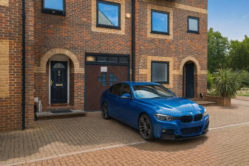 Iron House - Sleeps 11 - For Contractors & Families - Private Parking - Near Canary Wharf, ExCel, O2 & City AirPort