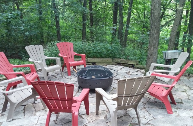 Irresistibly Inviting 3 Bedroom 3 Bath with HOT TUB, FIREPLACE, WOODED VIEW