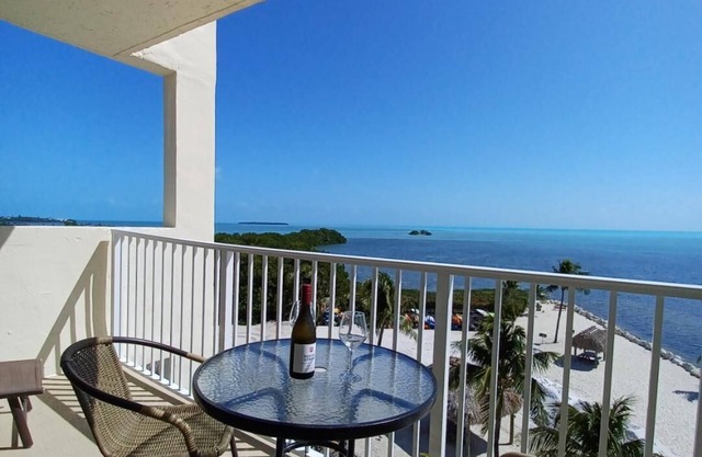 Islamorada Oceanfront Corner Condo, VIEWS! Pool, WiFi, Sand, Gym, Game Room