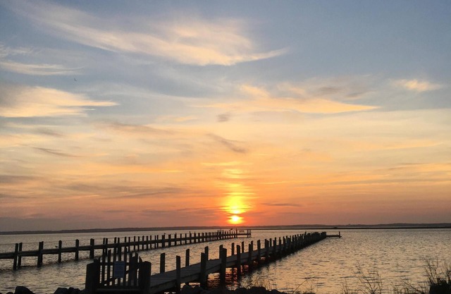 Island Breeze Cottage w/screened porch. Water view! Quiet location!