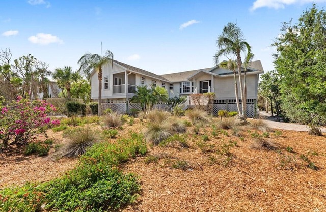 Island Home w/Pool, covered deck outdoor dining, 5min walk to beach