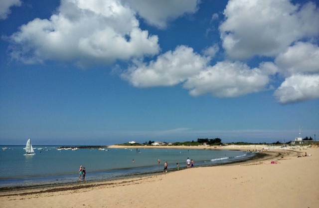 ISLAND OF OLERON / APARTMENT N ° 10 TO 300 METERS WITH FOOT OF THE BEACH, private parking ,.