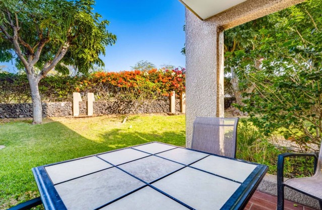 Island Style Suite w/Kitchen Upgrades, WiFi, Lanai w/Lawn Access–Kamaole Sands 4113
