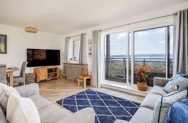 Isle View - Large Corner Balcony With Harbour Views
