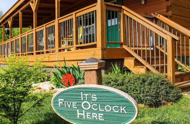 It’s 5 O’Clock Here-Waterfront Cabin w/Hot Tub! Pet Friendly, Blue Ridge Parkway