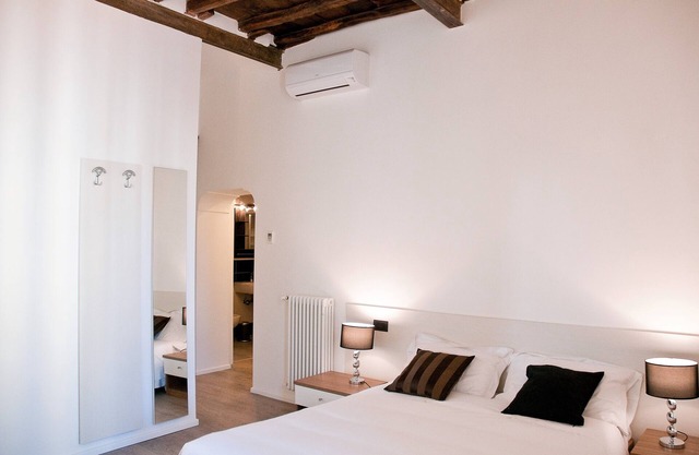 Iuturna Apartment - Trevi Fountain/Spanish Steps