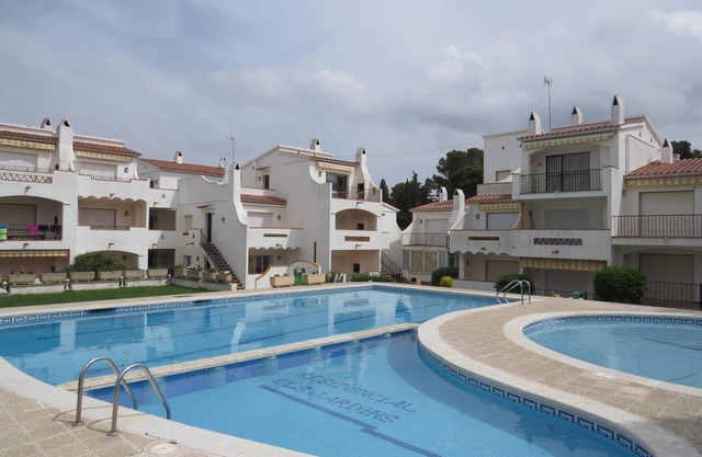 J23. Apartment with community pool