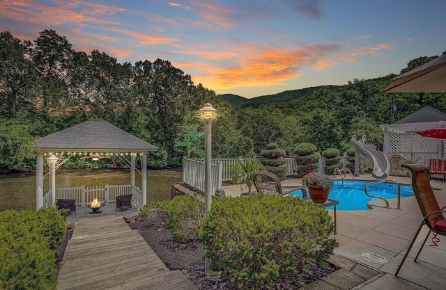 Jackson River Estate Riverfront with Pool, Billiards, Games.