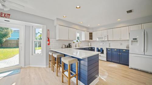 Jacksonville Beach Home - Walk to Beach, Bars & Restaurants - Pet Friendly
