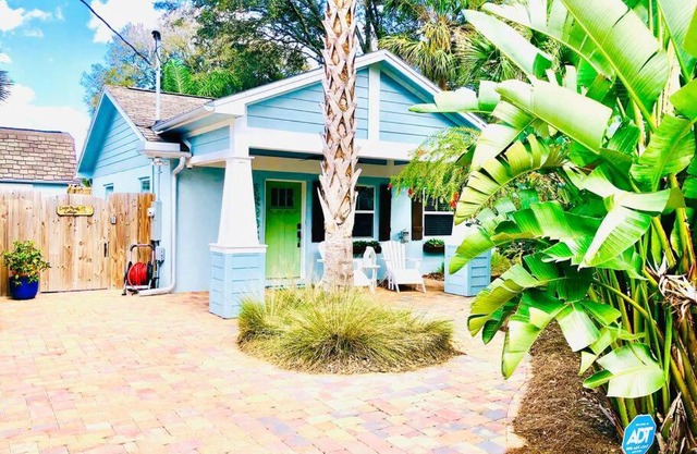 Jacksonville Blue Bungalow Retreat Comfortable 2 Bedroom Haven