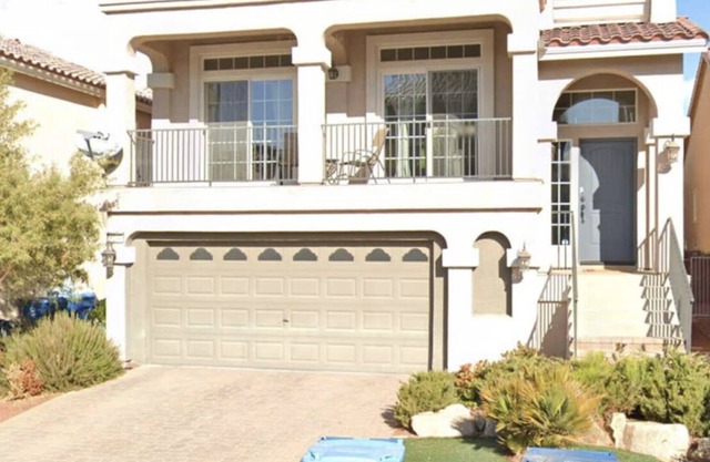 Jacuzzi, Game Room, pool table, big projector screen. Large 3,000 sqft 3 story.
