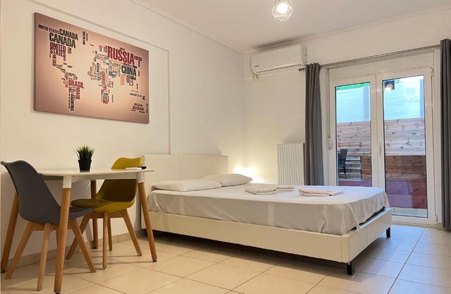 Jacuzzi studio close to athens airport!