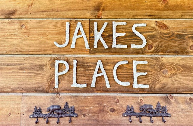 Jake's Place* Private HotTub, 5Br, Sleeps 10, Free Wifi, Satellite TV