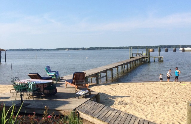James River Beach Retreat - Last Minute Rate- Williamsburg - Ferry End Cottages
