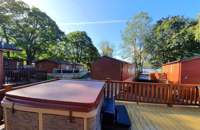 Jaw-dropping Lodge With Hot Tub on Lake Windermere
