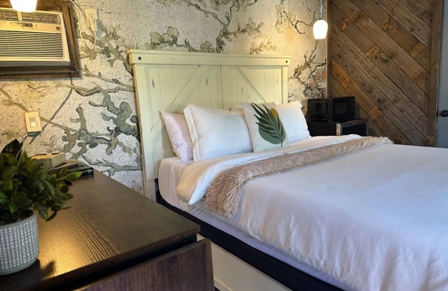 Jaw dropping, inner-loop bungalow with tiny home. A city retreat!