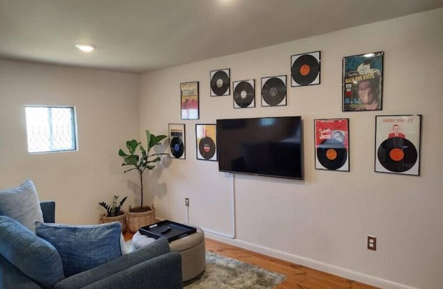Jazz Studio -2 blocksToPalafoxSt