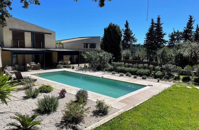 JdV Holidays Villa Basilic, large pool, A/C and short walk to charming old town